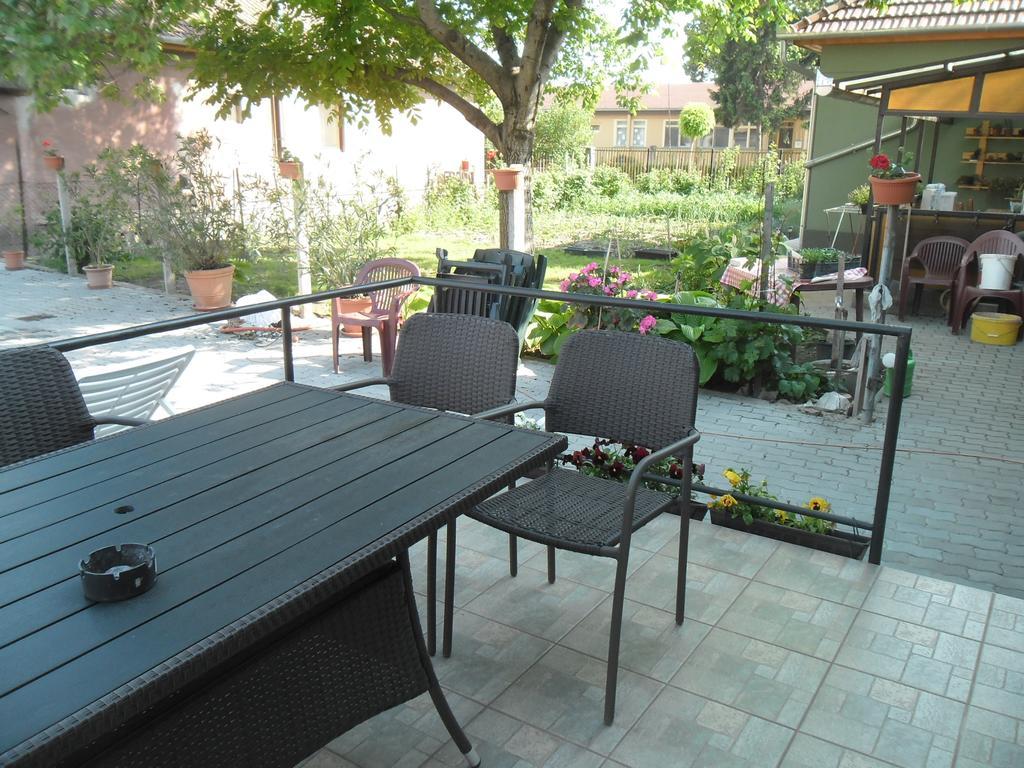 Hotel Attila Vendeghaz Tapioszentmarton Exterior foto