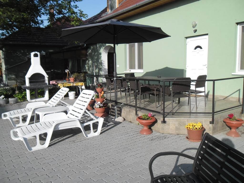 Hotel Attila Vendeghaz Tapioszentmarton Exterior foto