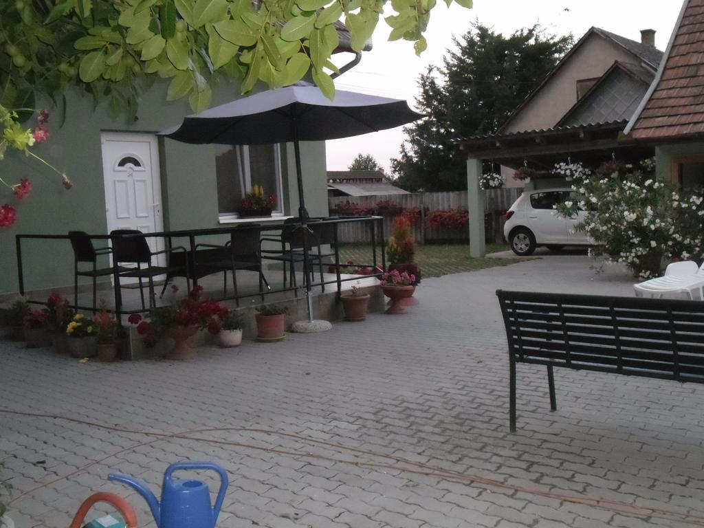 Hotel Attila Vendeghaz Tapioszentmarton Exterior foto