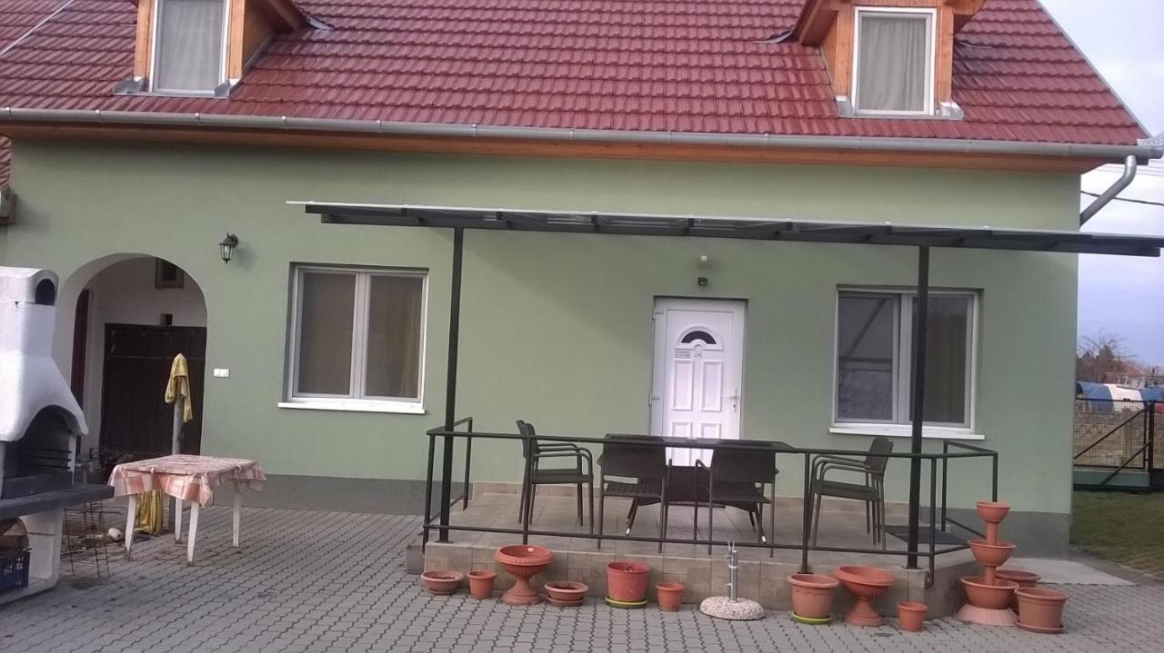 Hotel Attila Vendeghaz Tapioszentmarton Exterior foto